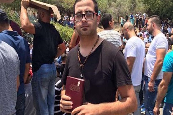 قدردانی کاربران فضای مجازی از مسیحی فلسطینی ایستاده به نماز