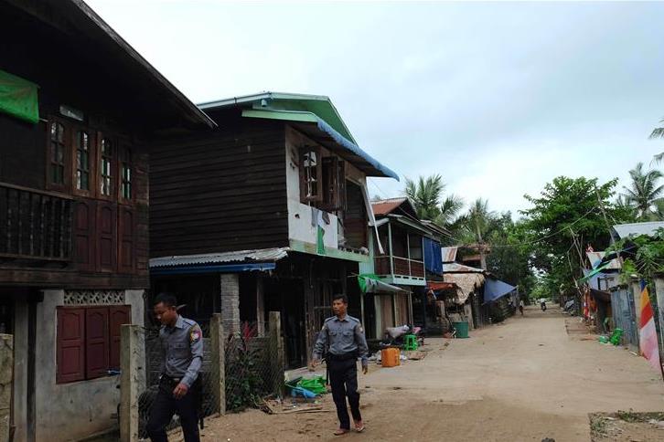 انگلیسی/ نیروهای میانماری خانه بودایی را به تصور مسجد بودن تخریب کردند