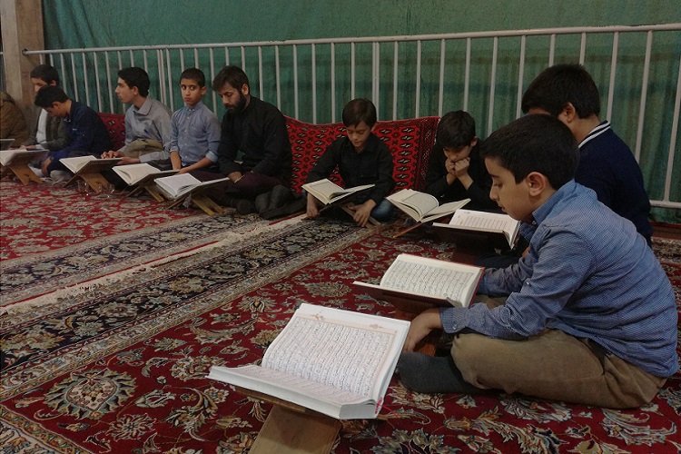 حلقه‌های آموزش قرآن در حسینیه طفلان مسلم مشهد