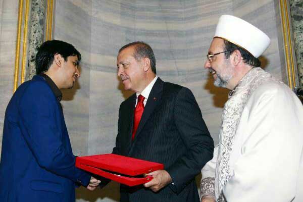 حبیب صداقت، قاری ممتاز که از دستان رئیس جمهور ترکیه، لوح و هدیه دریافت می‌کند