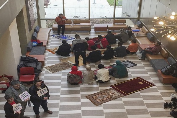 انگلیسی/ نماز جماعت مسلمانان و غیرمسلمانان در دانشگاه پنسیلوانیا