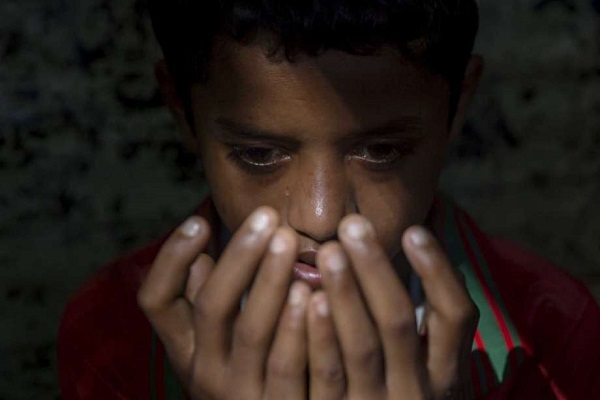 قرآن‌خواندن کودک روهینگیا در اردوگاه آوارگان + عکس