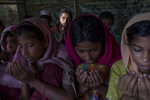 قرآن خواندن کودک مسلمان روهینگیا در اردوگاه آوارگان بنگلادش