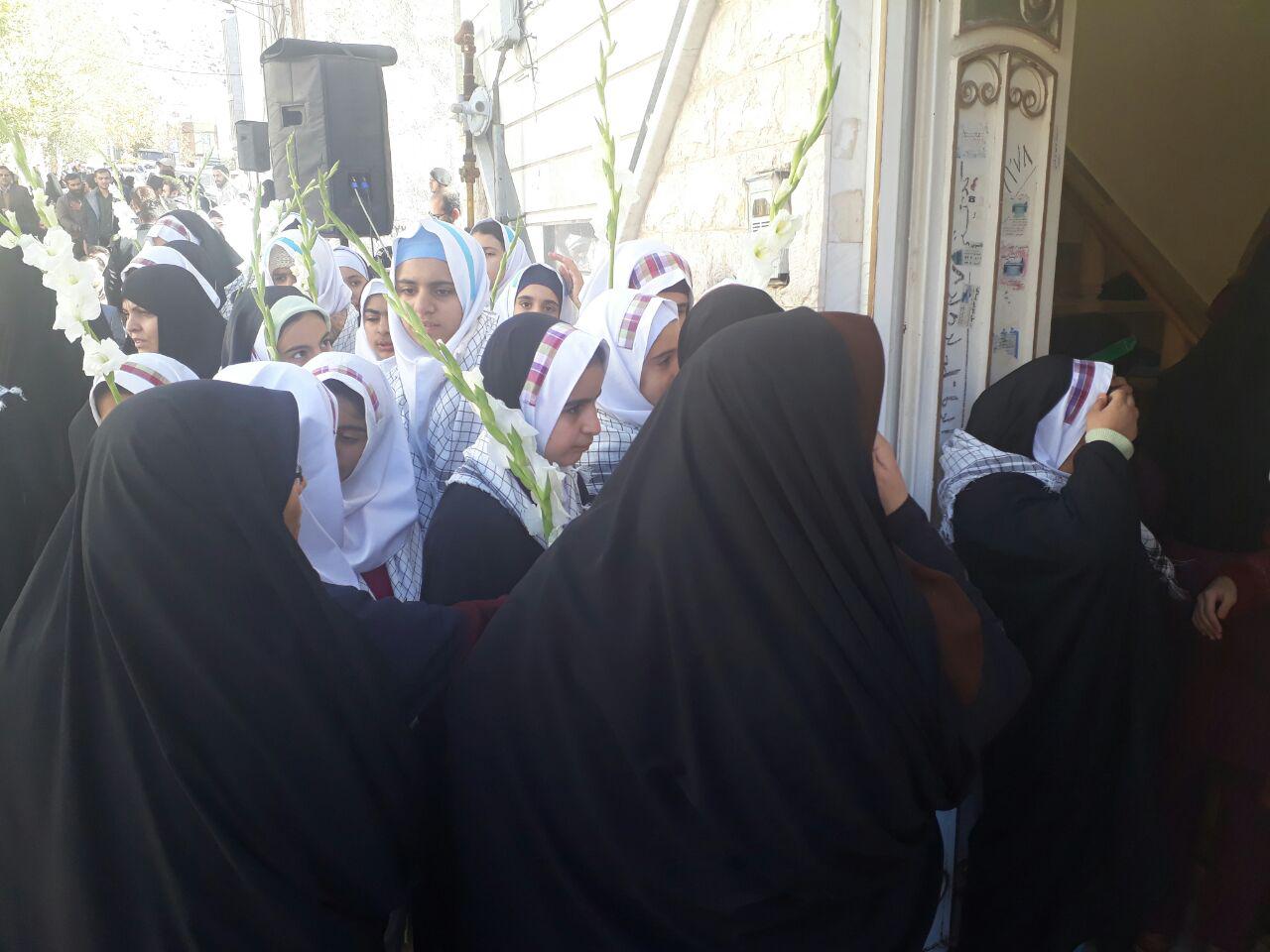 گزارش تصویری جشن پیروزی جبهه مقاومت در منزل شهید زنده لرستانی گزارش تصویری جشن پیروزی جبهه مقاومت در منزل شهید زنده لرستانی