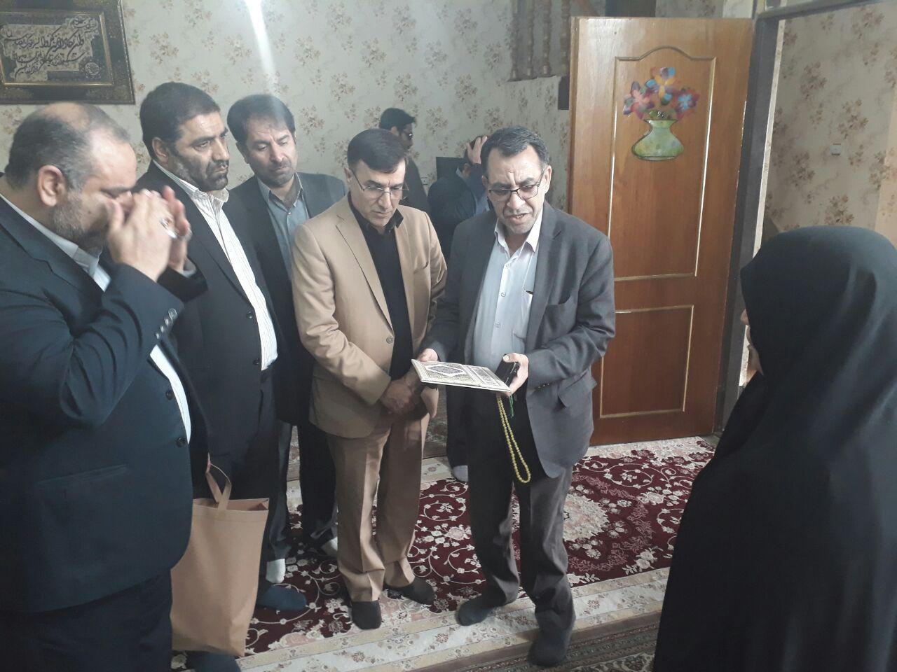 گزارش تصویری جشن پیروزی جبهه مقاومت در منزل شهید زنده لرستانی گزارش تصویری جشن پیروزی جبهه مقاومت در منزل شهید زنده لرستانی