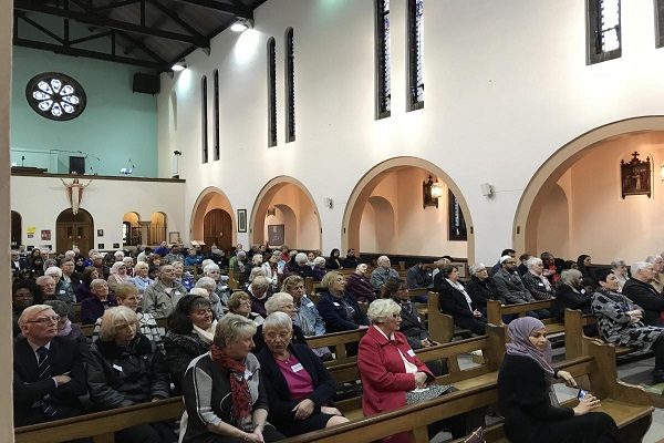 گردهم‌آیی مسلمانان و مسیحیان در کلیسای بلکبرن/ انگلیسی
