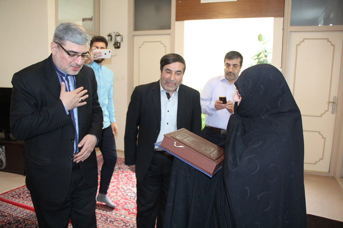 بازدید رییس سازمان دارالقرآن با خانواده دو شهید قرآنی در زنجان