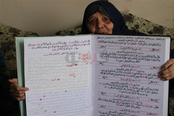 موفقیت بانوی مسن مصری در کتابت کامل قرآن