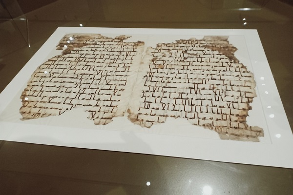 نگهداری صفحاتی از یک قرآن قدیمی در موزه «لاهه» هلند نگهداری صفحاتی از یک قرآن قدیمی در موزه «لاهه» هلند