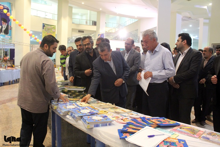 بازدید مسئولان از نمایشگاه کتاب قرآن همدان