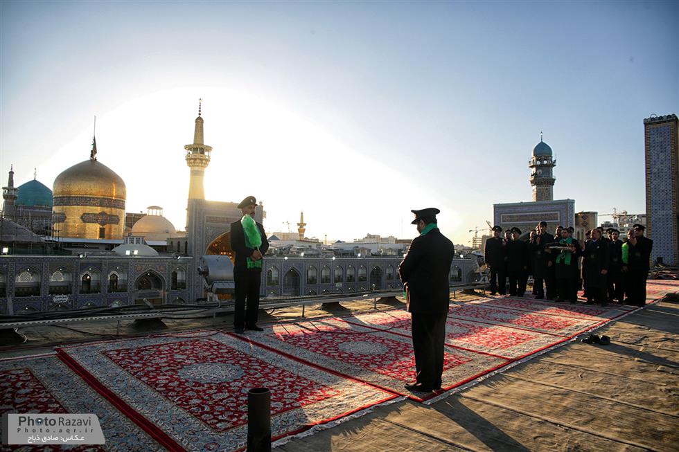Le drapeau de l'imam Hussein (as) placé au sommet du dôme du mausolée de l'imam Reza (as)