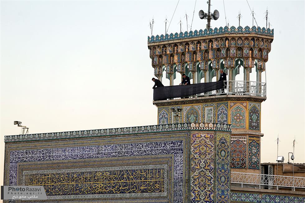 Le drapeau de l'imam Hussein (as) placé au sommet du dôme du mausolée de l'imam Reza (as)
