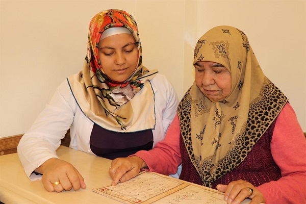 Une femme turque apprend le Coran à 66 ans
