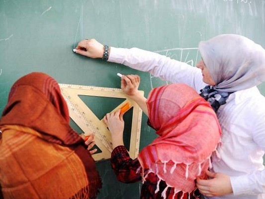 Les musulmans britanniques s'inquiètent de l'inspection du hijab dans les écoles