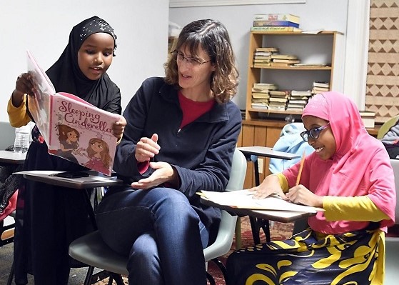 Relations interreligieuses à travers l’accomplissement des devoirs scolaires Relations interreligieuses à travers l’accomplissement des devoirs scolaires