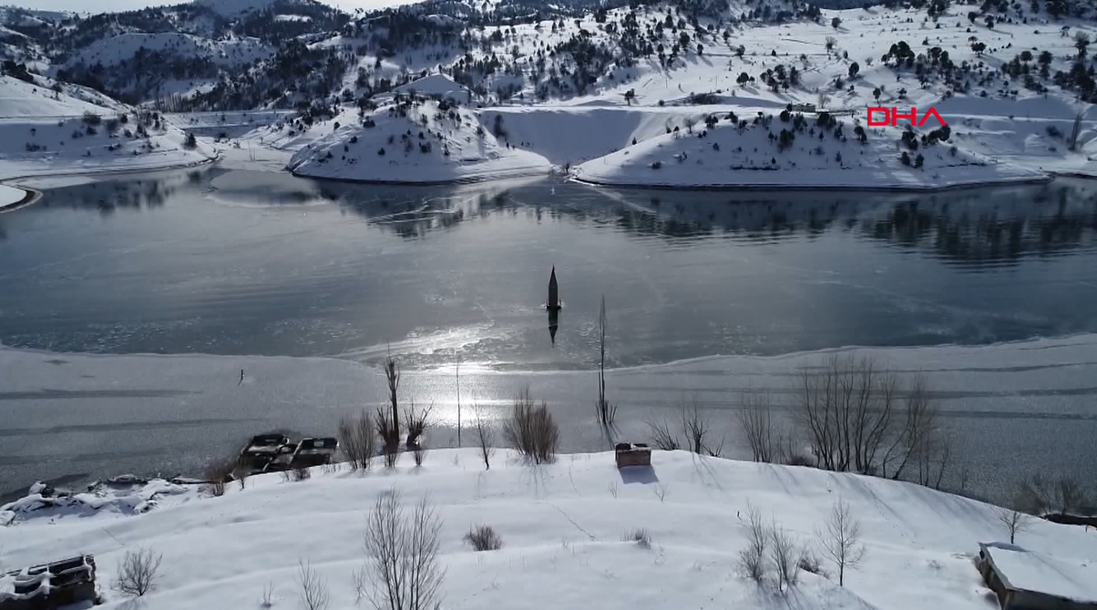 Turquie : un minaret de mosquée dans un barrage gelé crée une scène surréaliste