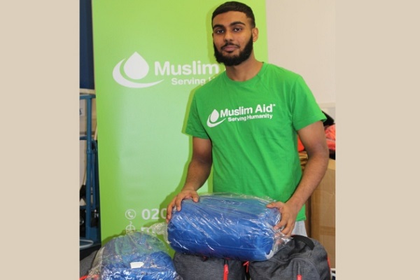 Distribusi Paket Bantuan di Kalangan Orang-orang Miskin di London oleh Umat Muslim