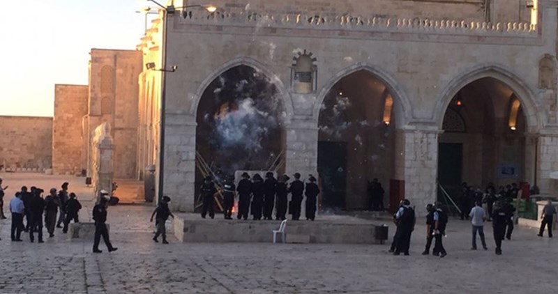 Coloni israeliani invadono il complesso di al-Aqsa Coloni israeliani invadono il complesso di al-Aqsa