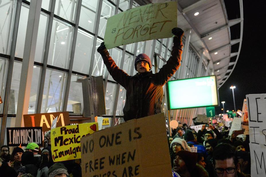 Manifestazioni in difesa dei musulmani negli aeroporti Usa
