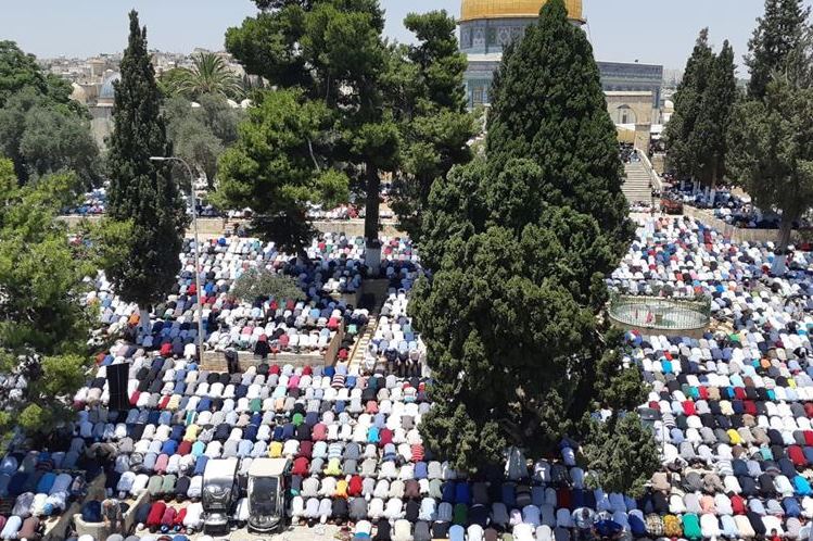 Gerusalemme, 280.000 palestinesi partecipano alla preghiera comunitaria a al-Aqsa