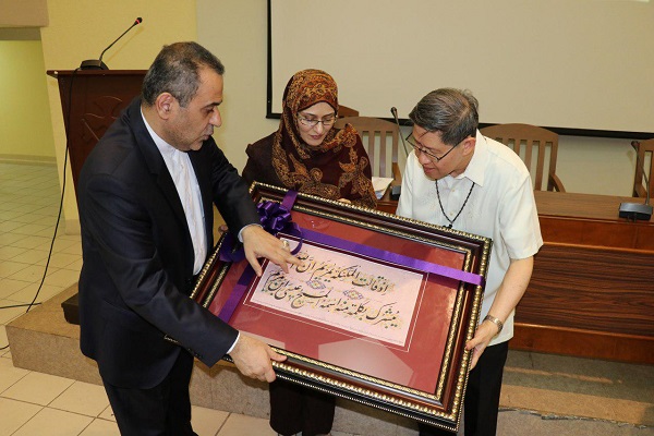Filippine: opera di calligrafia islamica regalata ad Arcivescovo di Manila