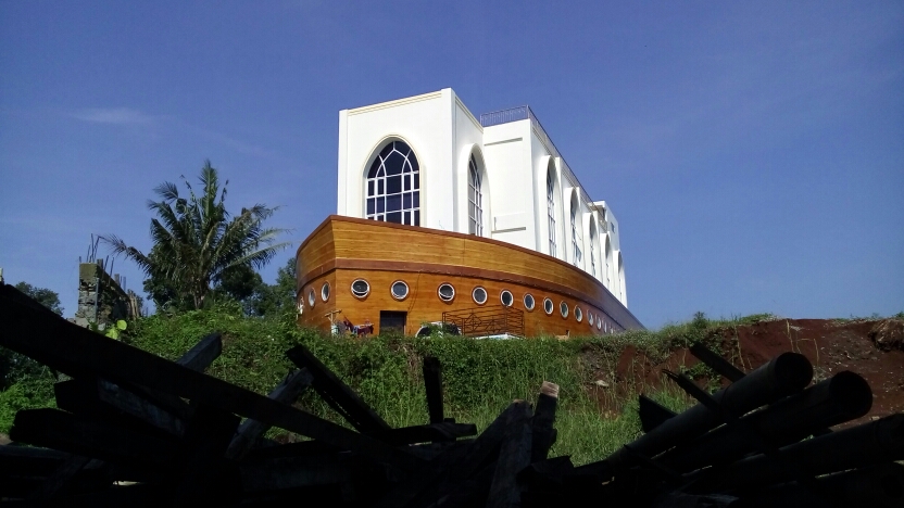 Una moschea a forma di barca in Indonesia