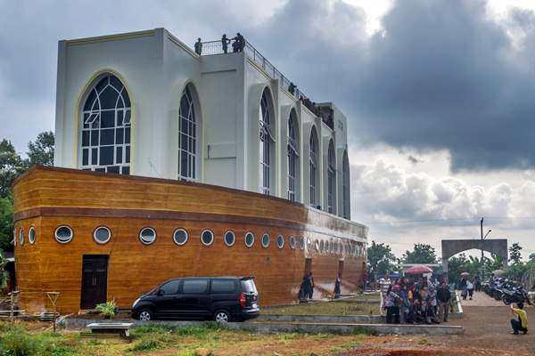 Una moschea a forma di barca in Indonesia