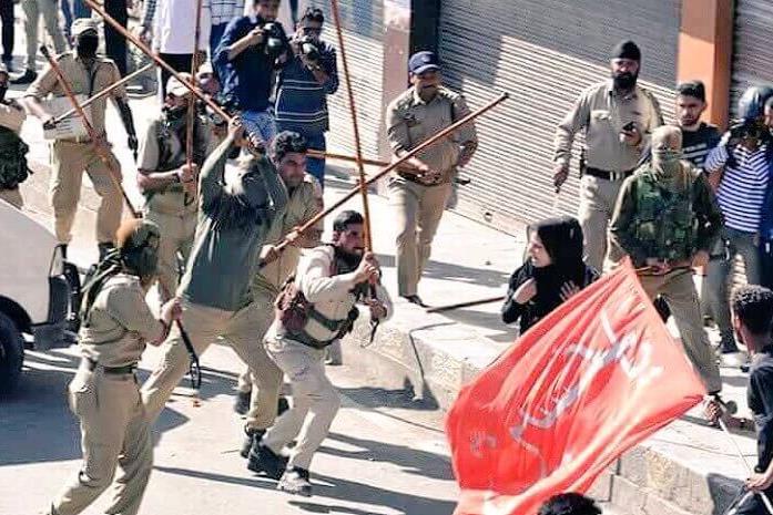 Kashmir, polizia indiana attacca musulmani sciiti