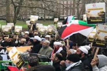 Мусульмане Великобритании провели перед американским посольством акцию в поддержку Кудса