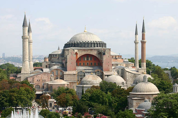 Ayasofya'da okunan ezan Yunanistan'ı kızdırdı Ayasofya'da okunan ezan Yunanistan'ı kızdırdı