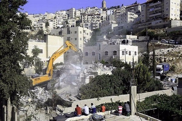 Siyonist Rejim Filistinlilere ait evleri yıktı