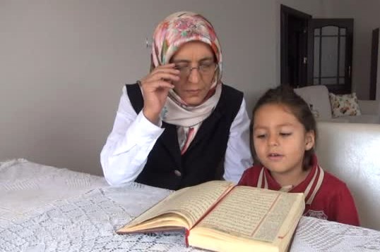 5 yaşındaki minik Asya işaret diliyle Kur’an surelerini anlatıyor 5 yaşındaki minik Asya işaret diliyle Kur’an surelerini anlatıyor