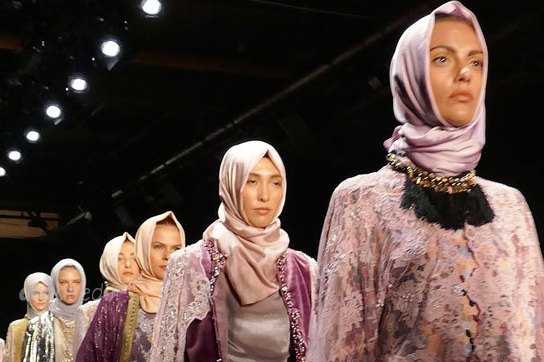 Londra'da İslami giyim tasarımının son başarılarının görüntüleri