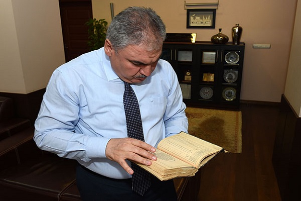113 yıllık Kur'an-ı Kerim'i kütüphaneye bağışladı