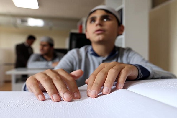 Kur'an-ı Kerim'i parmaklarıyla ezberliyorlar