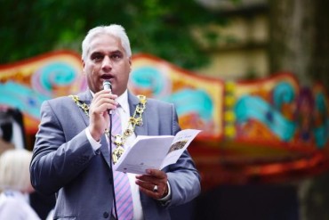 İslami grupların entegrasyonu üzerine Oxford eski Belediye Başkanının vurgusu