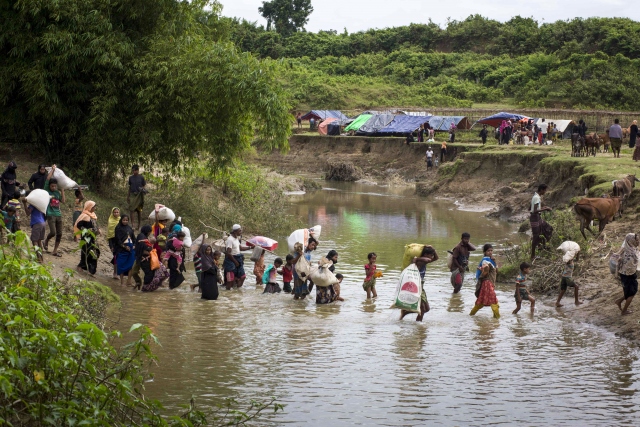 Arakanlı Müslümanlar Bangladeş sınırına kaçıyor