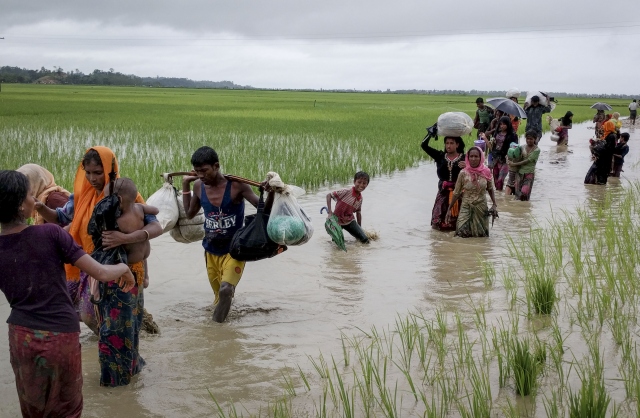 Arakanlı Müslümanlar Bangladeş sınırına kaçıyor
