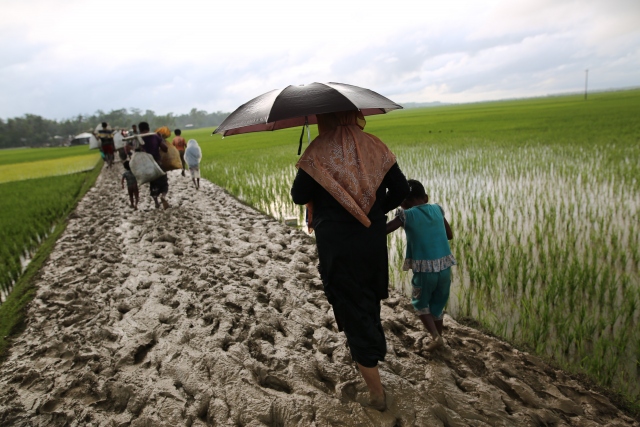 Arakanlı Müslümanlar Bangladeş sınırına kaçıyor