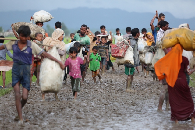 Arakanlı Müslümanlar Bangladeş sınırına kaçıyor