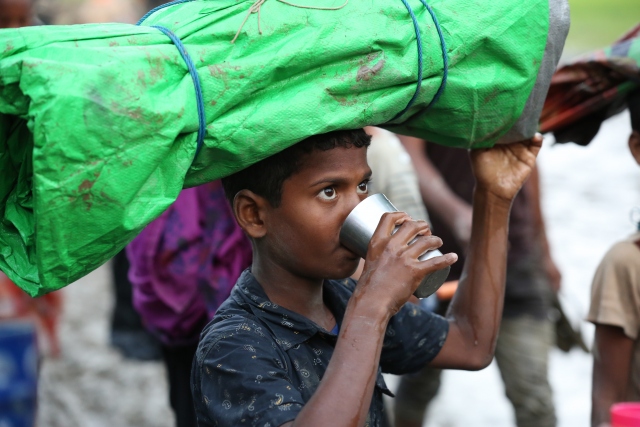 Arakanlı Müslümanlar Bangladeş sınırına kaçıyor