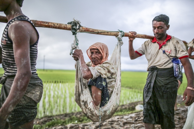 Arakanlı Müslümanlar Bangladeş sınırına kaçıyor