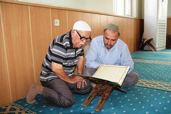 75 yaşındaki emekli öğretmenin Kur'an'ı öğrenme aşkı