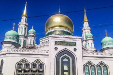Gümüşle yazılmış Kur'an Moskova büyük camiinde korunuyor