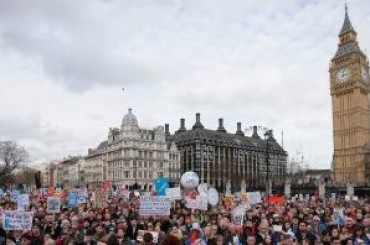 伦敦穆斯林举行反达伊沙示威活动