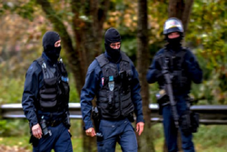 法国警察袭击巴黎一伊斯兰中心