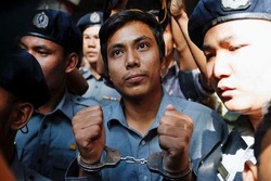 缅甸法庭判处路透社两记者7年监禁