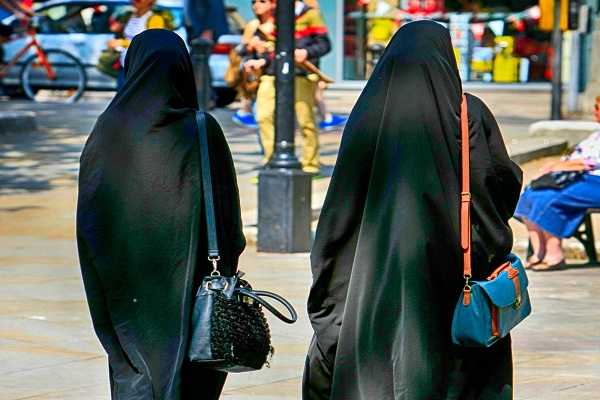 British PM Urges Former Foreign Secretary to Apologize for Comment about Muslim Women  