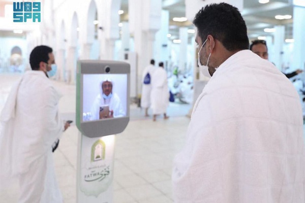 Grand Mosque Equipped with Robots That Guide Pilgrims with Rituals