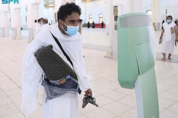 Grand Mosque Equipped with Robots That Guide Pilgrims with Rituals